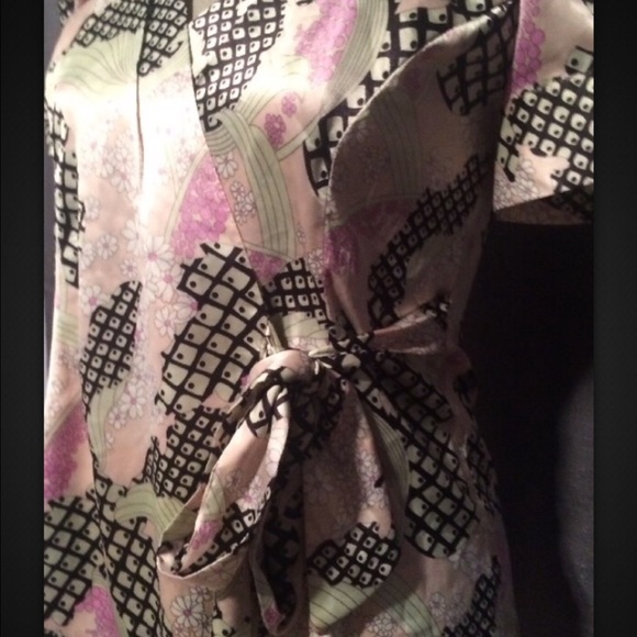 BCBG MAXAZRIA SILK Blouse excellent condition! XS - Picture 2 of 4