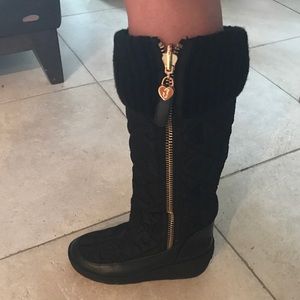 Juicy couture snow zip black boot size 8
