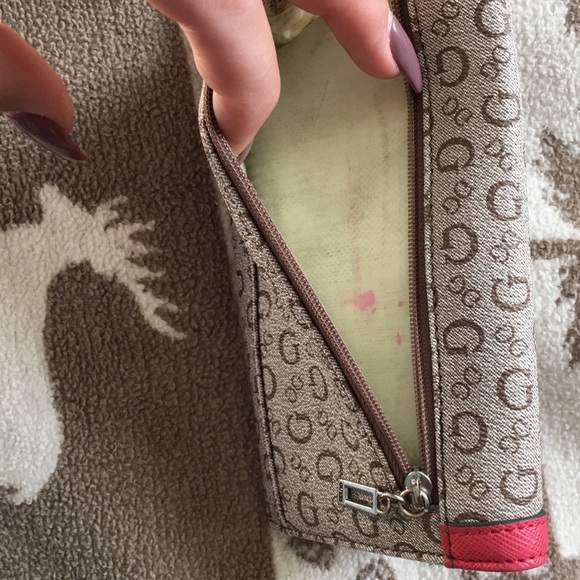 Pink and tan GUESS wallet - Picture 4 of 4