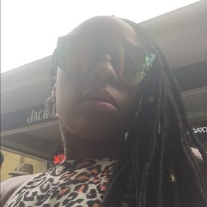 Meet your Posher, Joy