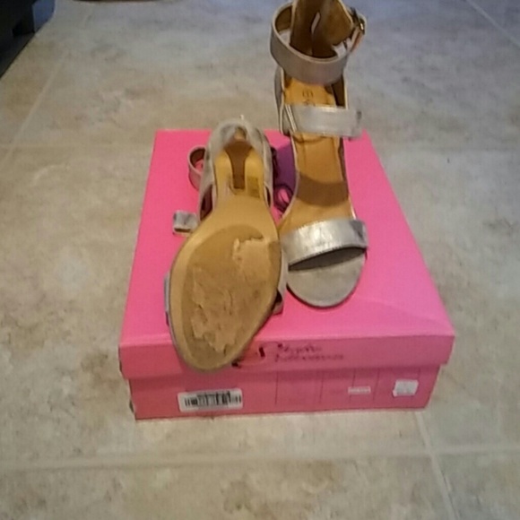 Shake Collection Shoes - Picture 2 of 3