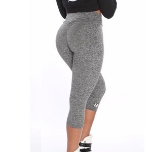 NWOT Heather Gray Booty-Scrunch Capris💪🏻