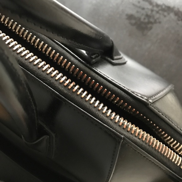 Givenchy Antigona Medium Shiny Calfskin Bag - Picture 2 of 6