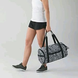 Lululemon runways duffle