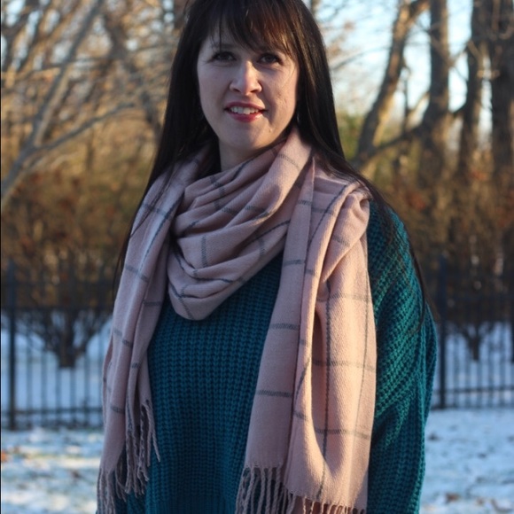 $10 CLOSET SALE❗️Grid Blanket Tassel Scarf - Picture 2 of 2