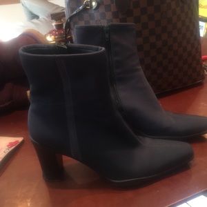 Boots 8,5 Apostrophe. Navy . Cloth not leather .