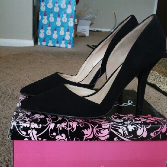 Black pumps