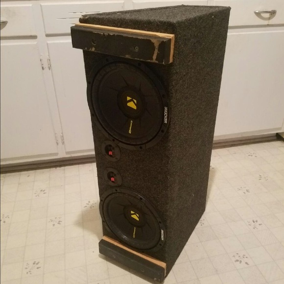 Two 10" kicker subwoofers  with 900 watt amp - Picture 2 of 3