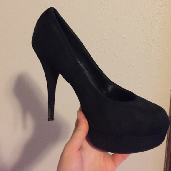 Black pumps