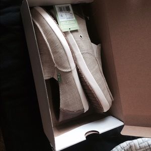 NWT Sanuk slip on natural vintage shoe