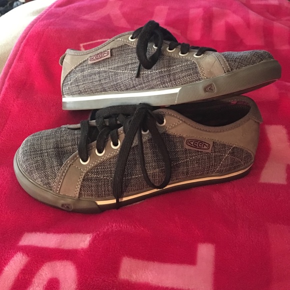 Keen sneakers/tennis shoes