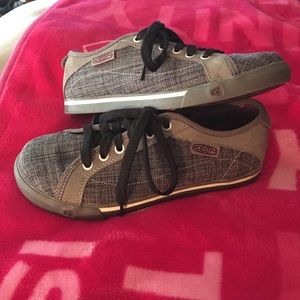 Keen sneakers/tennis shoes