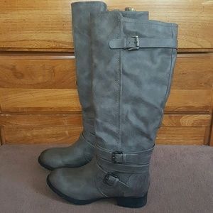 Flat tall boots