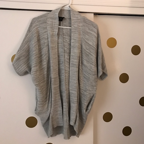 Never worn, open front cardigan with pockets!