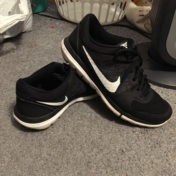 Black nike flex runs