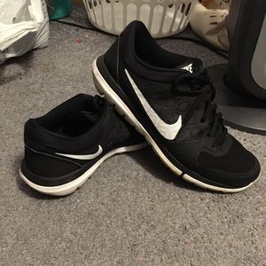 Black nike flex runs