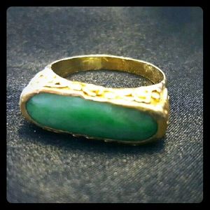 Vintage 22K Solid Gold Green Jade Saddle Ring