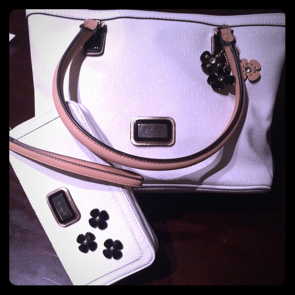 Guess purse with matching wallet - Picture 1 of 4
