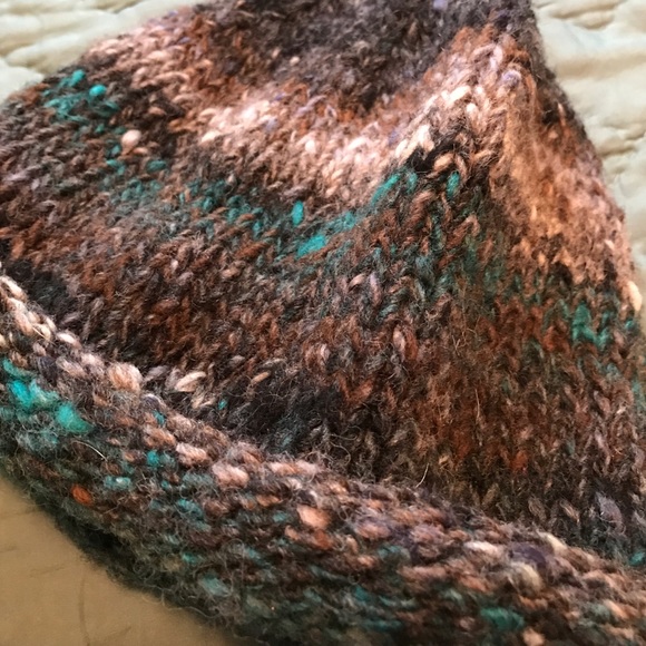 Hand knitted woolen bean hat. - Picture 3 of 4
