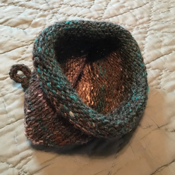 Hand knitted woolen bean hat. - Picture 4 of 4