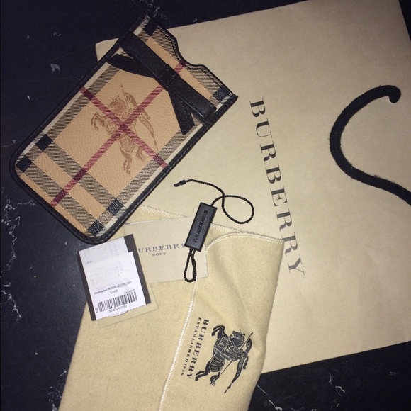 🚫FINAL PRICE🚫Almost NEW Burberry iPhone 5, 5s