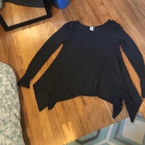 Asymmetrical hem tee with crochet shoulder detail