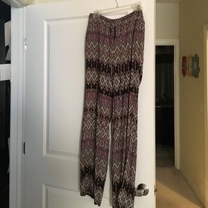 Mid-rise pants 100% Viscose.