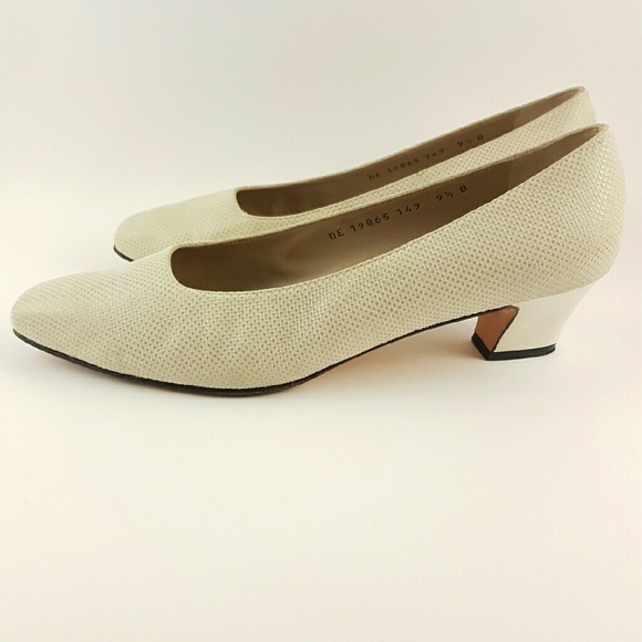 Ferragamo Classic Nude Pumps size 9.5