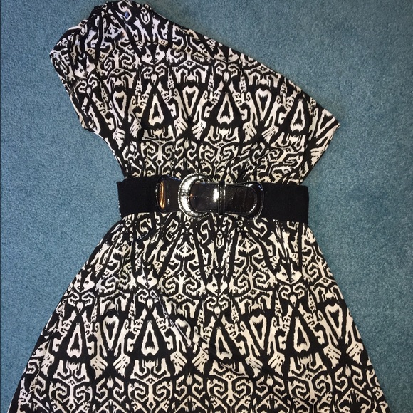 ONE SHOULDER BLACK WHITE DRESS