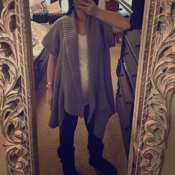 Short sleeve poncho grey sweater