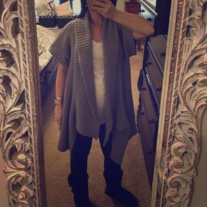 Short sleeve poncho grey sweater