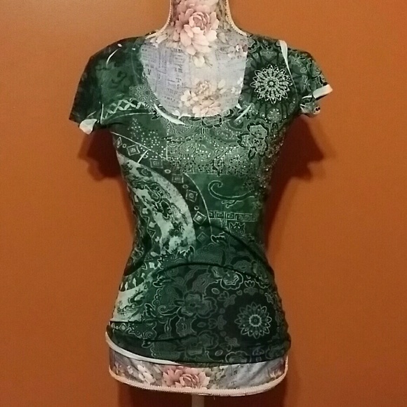 Very cute green daytrip shirt