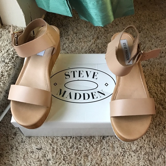 Steve Madden sandals comes with box