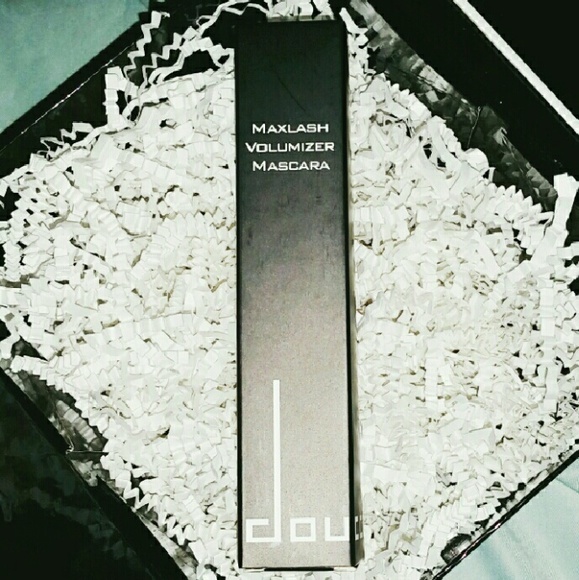 HOT OFFER! Doucce Maxlash Volumizer Mascara