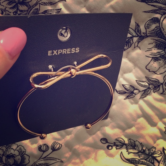 Express Bow Bangle