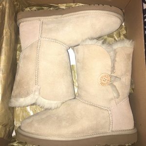 NEVER WORN: SAND BAILEY BUTTON UGGS