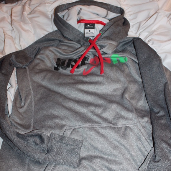 Women's therma fit Nike gray sweatshirt