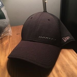 Black Oakley golf hat