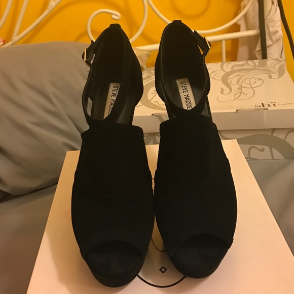 *STEVE MADDEN*BLACK SUEDE PUMPS !!