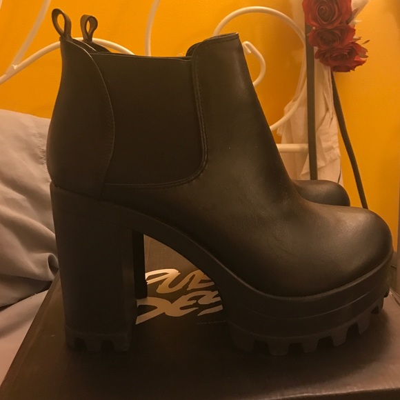 Public desire boots!! fashionable this season
