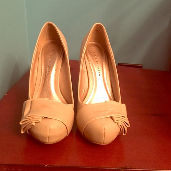 Lemon size 7 cream colored high heels