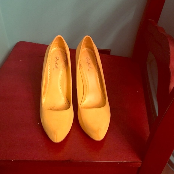 Women's size 7 yellow suede heels
