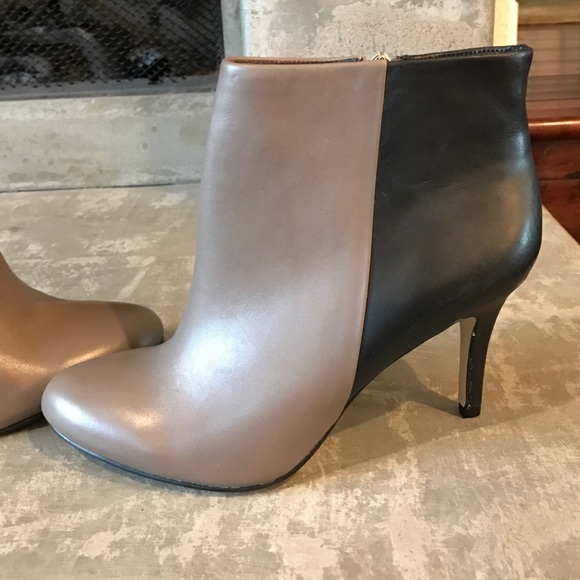 Heeled Ann Taylor Zip Bootie sz 7 - Picture 2 of 4