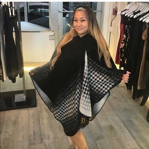 Reversible black and white Pancho
