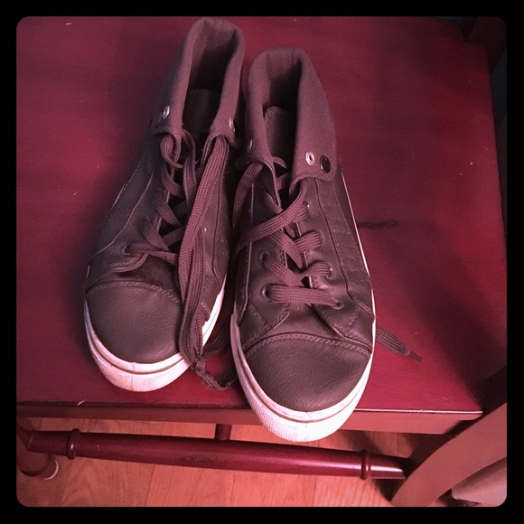 Women's size small 6/7 sneakers