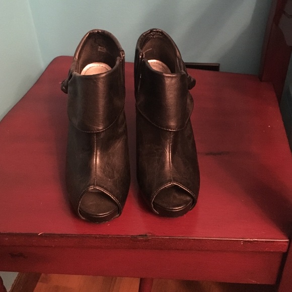 Bamboo women size 7 black peep toe booties