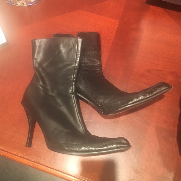 Roberto Rinaldi black leather heeled pointy boots. - Picture 2 of 7