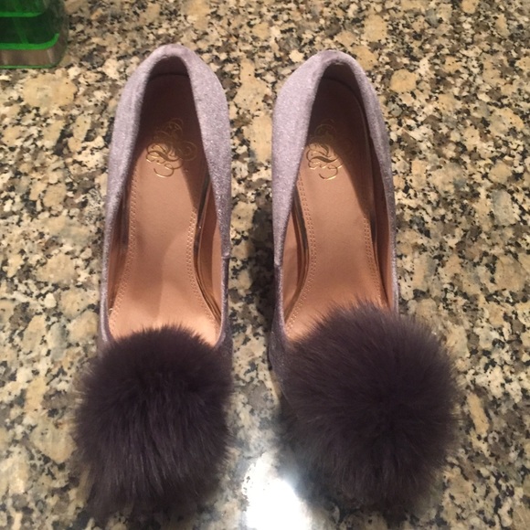 Gray pointed toe heels - Picture 1 of 4
