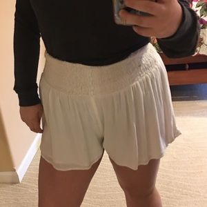 L URBAN OUTFITTERS FLOWY WHITE SHORTS
