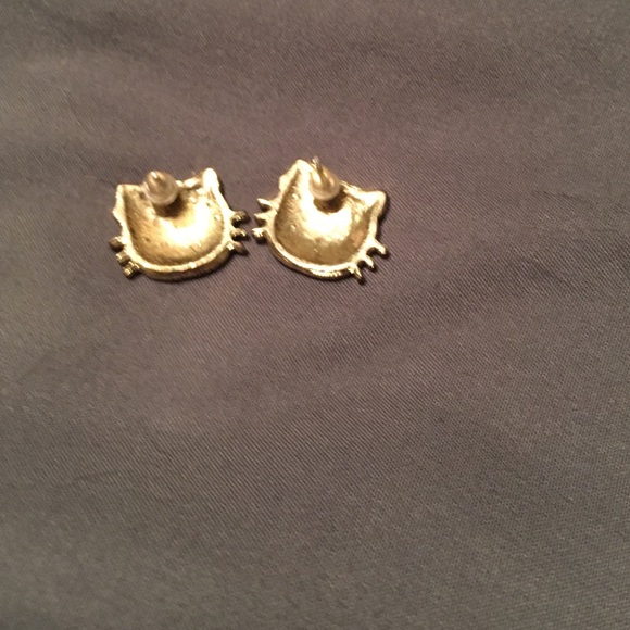Hello Kitty Earrings! Super cute!๐ป - Picture 2 of 4